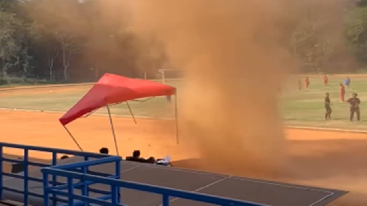 Puting Beliung Terjadi di Lapangan Upi Kota Bandung, Bandung Raya Tengah Didera Angin Kencang Akhir-akhir Ini