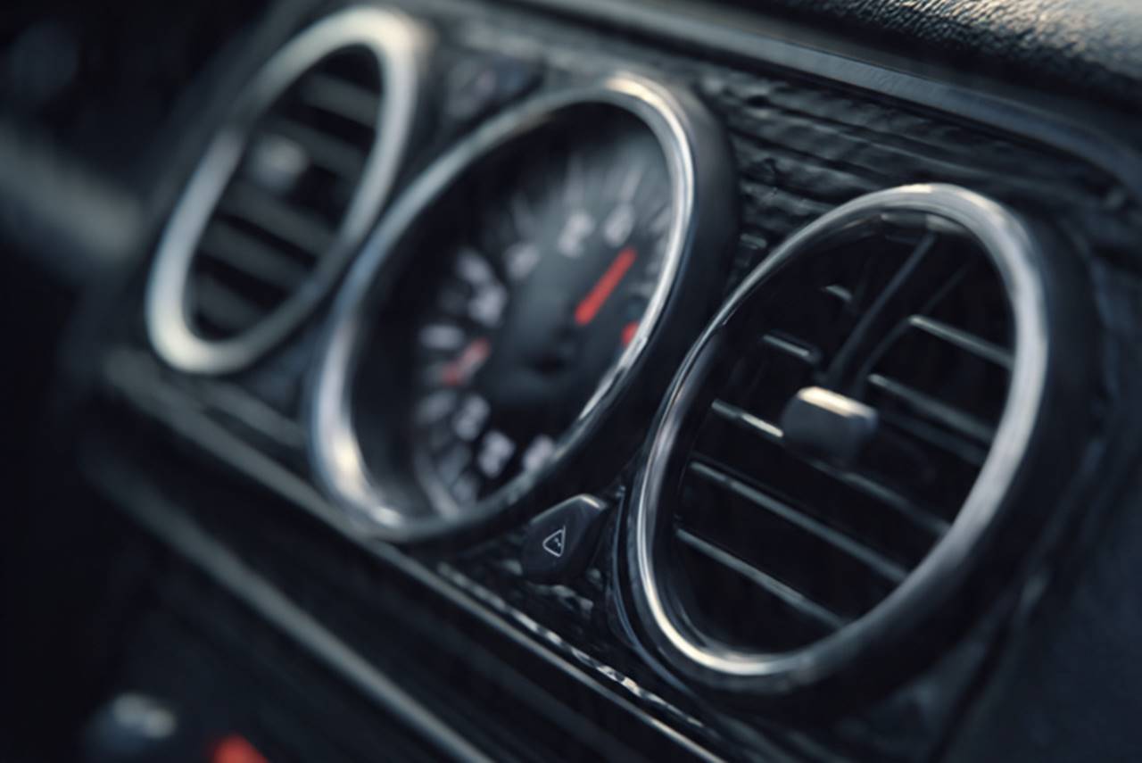 Penyebab AC Mobil Tidak Dingin Hanya Keluar Angin