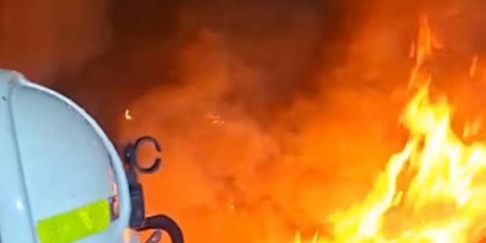 Gudang Barang Bekas di Panyileukan Bandung Terbakar, Petugas Bergerak Cepat Cegah Api Merembet ke Permukiman