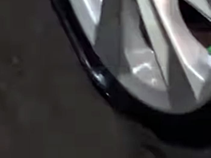 Gagal Beraksi, Begal Diduga Serang Mobil dengan Batang Pohon di Cileunyi! Ban Mobil Langsung Kempes Gagal Beraksi, Begal Diduga Serang Mobil dengan Batang Pohon di Cileunyi! Ban Mobil Langsung Kempes