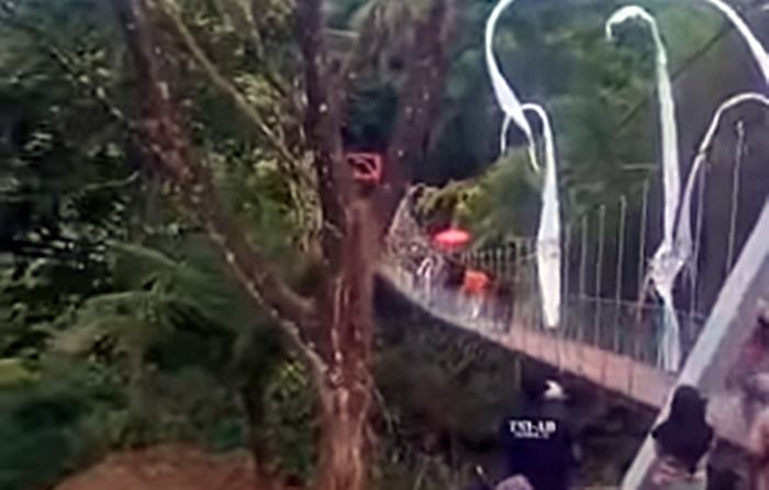 Jembatan Pongpet Pangandaran Anjlok Sesaat Setelah Diresmikan Bupati
